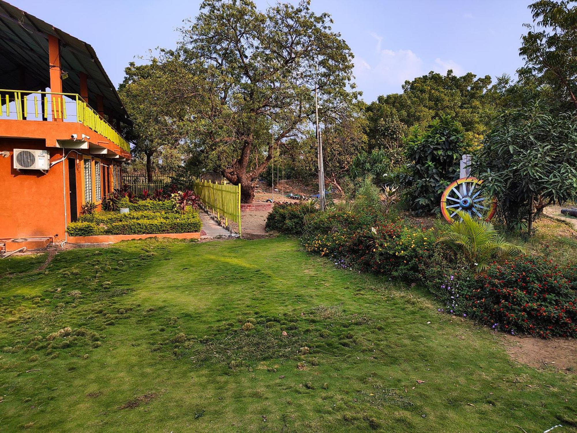Van Vagdo Resort Rajpipla Ngoại thất bức ảnh